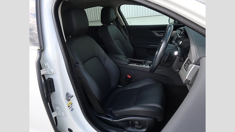 2017 認定中古車 Jaguar XF Polaris White 204PT ピュア