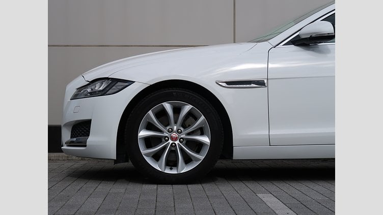 2017 認定中古車 Jaguar XF Polaris White 204PT ピュア