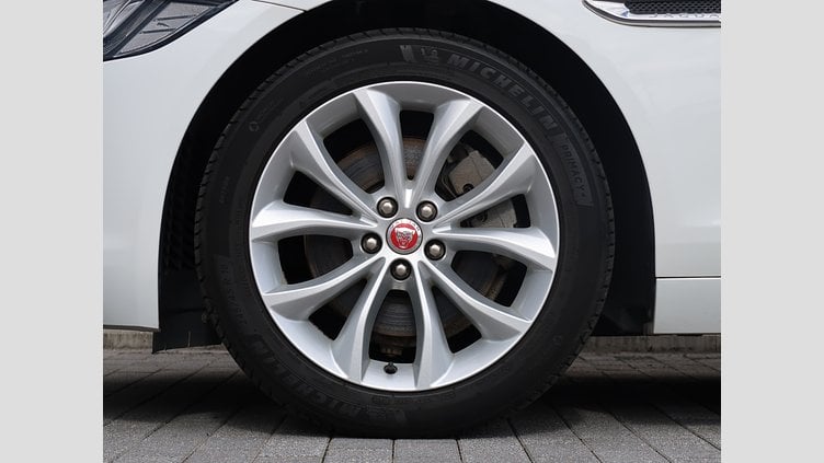 2017 認定中古車 Jaguar XF Polaris White 204PT ピュア