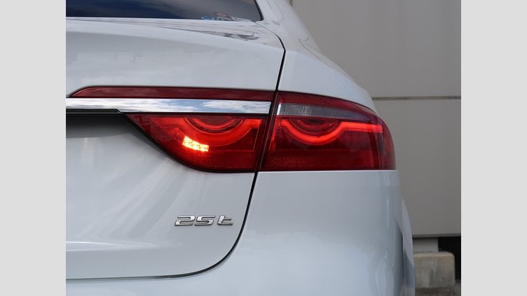 2017 認定中古車 Jaguar XF Polaris White 204PT ピュア