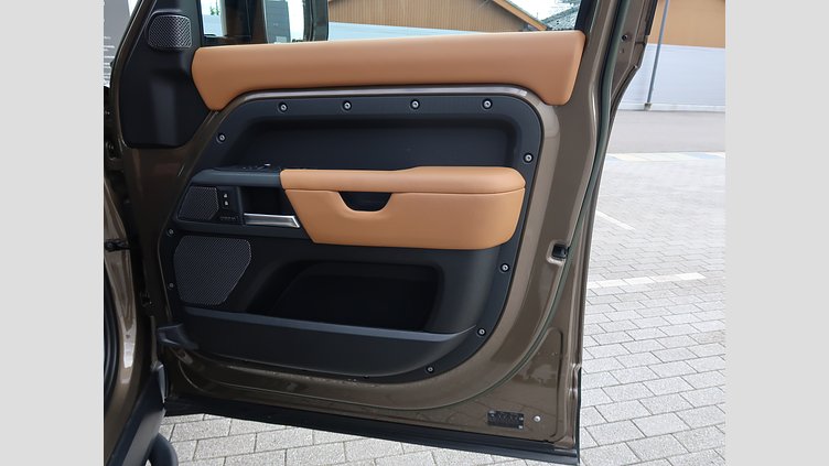 2022 認定中古車 Land Rover Defender 110 Gondwana Stone Ｄ３００ Ｘ  エアサスペンション装着車