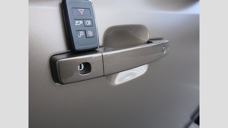 2022 認定中古車 Land Rover Defender 110 Gondwana Stone Ｄ３００ Ｘ  エアサスペンション装着車