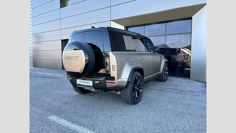 2025 JAZDENÉ VOZIDLÁ Land Rover Defender 110 Petra Copper P635 V8 MHEV AUTOMAT AWD OCTA