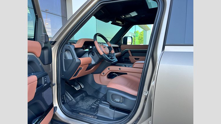 2025 JAZDENÉ VOZIDLÁ Land Rover Defender 110 Petra Copper P635 V8 MHEV AUTOMAT AWD OCTA
