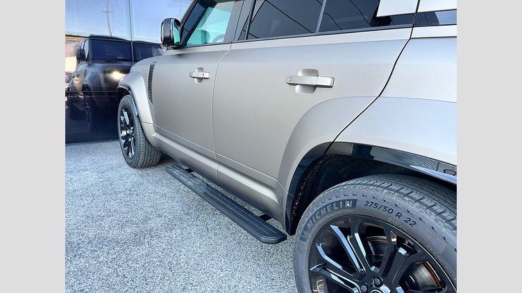 2025 JAZDENÉ VOZIDLÁ Land Rover Defender 110 Petra Copper P635 V8 MHEV AUTOMAT AWD OCTA