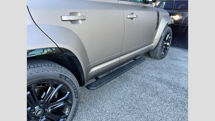 2025 JAZDENÉ VOZIDLÁ Land Rover Defender 110 Petra Copper P635 V8 MHEV AUTOMAT AWD OCTA