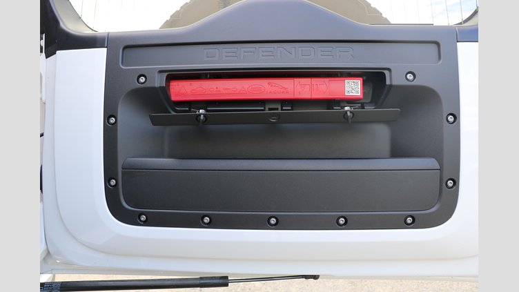 2023 認定中古車 Land Rover Defender 110 Fuji White 4WD S　D300