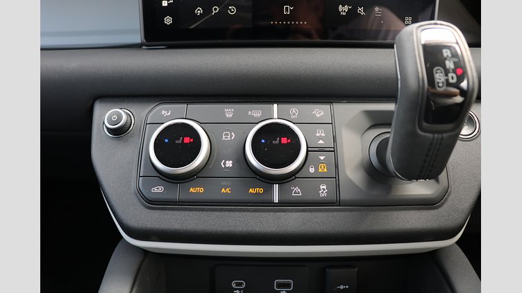 2023 認定中古車 Land Rover Defender 110 Fuji White 4WD S　D300