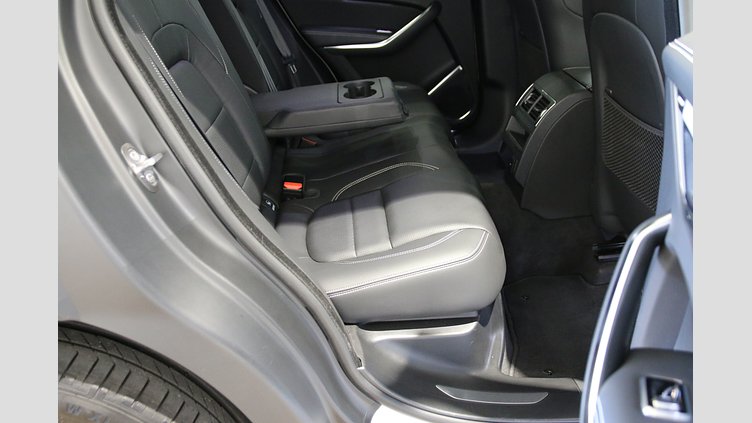 2024 認定中古車 Jaguar F-Pace オストゥーニパールホワイト D200マイルドハイブリッド（ディーゼル） 2.0D R-DYNAMIC SE