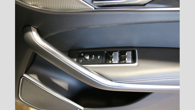 2024 認定中古車 Jaguar F-Pace オストゥーニパールホワイト D200マイルドハイブリッド（ディーゼル） 2.0D R-DYNAMIC SE