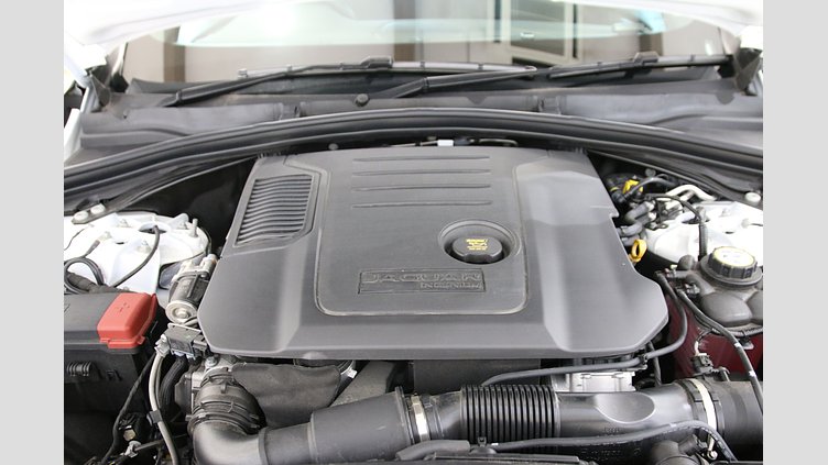2024 認定中古車 Jaguar F-Pace オストゥーニパールホワイト D200マイルドハイブリッド（ディーゼル） 2.0D R-DYNAMIC SE