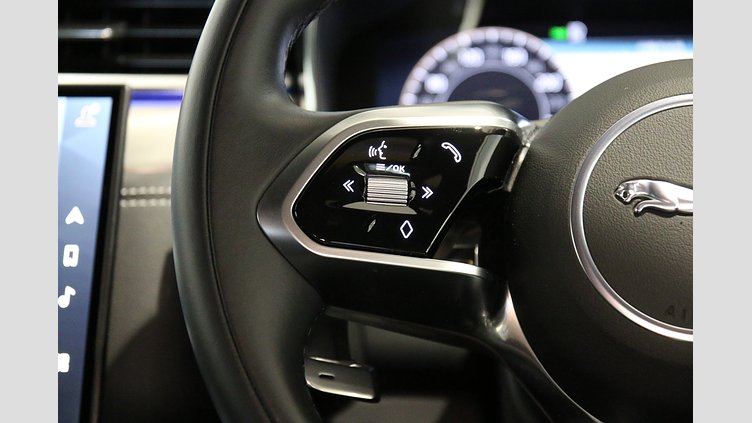 2024 認定中古車 Jaguar F-Pace オストゥーニパールホワイト D200マイルドハイブリッド（ディーゼル） 2.0D R-DYNAMIC SE