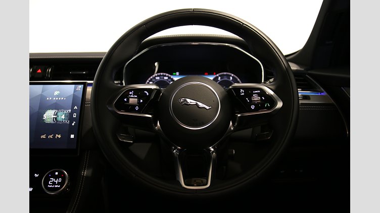 2024 認定中古車 Jaguar F-Pace オストゥーニパールホワイト D200マイルドハイブリッド（ディーゼル） 2.0D R-DYNAMIC SE