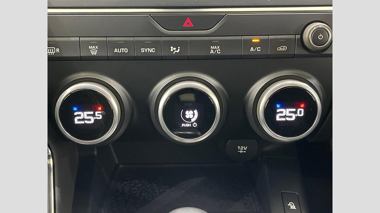2018 認定中古車 Jaguar E-Pace Yulong White 250PS Ｒ‐ダイナミック ２５０ＰＳ	