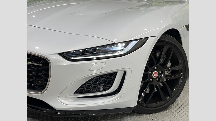 2021 認定中古車 Jaguar F-Type Yulong White 300PS R-ダイナミック　コンバーチブル