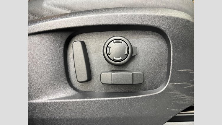 2024 認定中古車 Land Rover Defender 110 Fuji White D300 X-Dynamic HSE