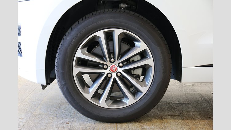 2017 認定中古車 Jaguar F-Pace フジホワイト 3.0V6 スーパーチャージド 340PS 3.0V6 R-SPORT