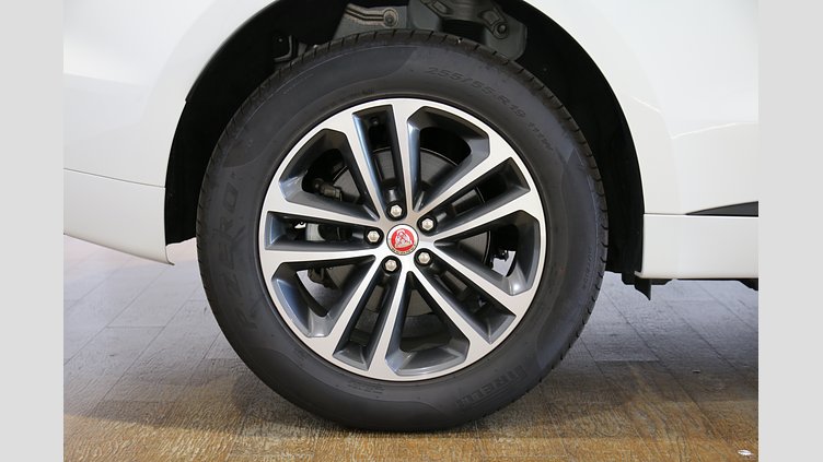 2017 認定中古車 Jaguar F-Pace フジホワイト 3.0V6 スーパーチャージド 340PS 3.0V6 R-SPORT