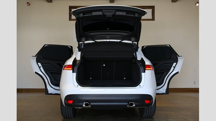 2017 認定中古車 Jaguar F-Pace フジホワイト 3.0V6 スーパーチャージド 340PS 3.0V6 R-SPORT