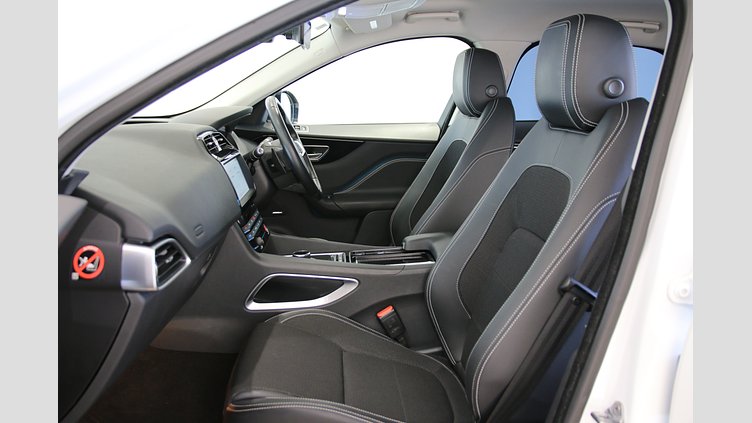 2017 認定中古車 Jaguar F-Pace フジホワイト 3.0V6 スーパーチャージド 340PS 3.0V6 R-SPORT