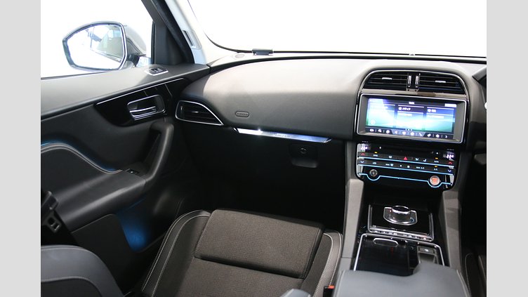 2017 認定中古車 Jaguar F-Pace フジホワイト 3.0V6 スーパーチャージド 340PS 3.0V6 R-SPORT