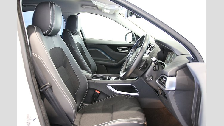 2017 認定中古車 Jaguar F-Pace フジホワイト 3.0V6 スーパーチャージド 340PS 3.0V6 R-SPORT