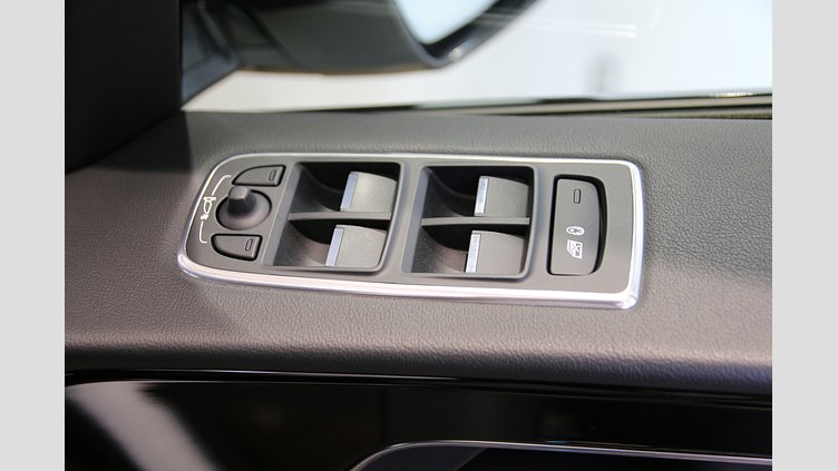 2017 認定中古車 Jaguar F-Pace フジホワイト 3.0V6 スーパーチャージド 340PS 3.0V6 R-SPORT
