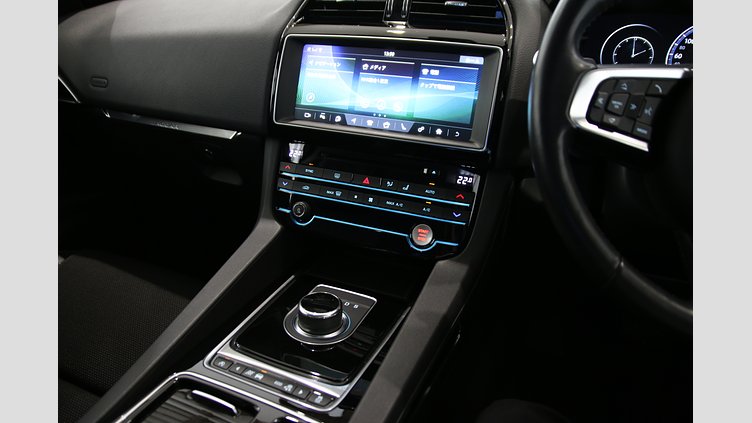 2017 認定中古車 Jaguar F-Pace フジホワイト 3.0V6 スーパーチャージド 340PS 3.0V6 R-SPORT