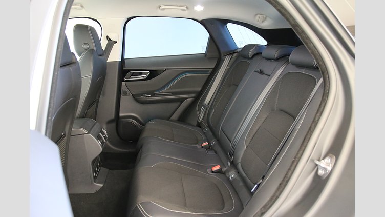 2017 認定中古車 Jaguar F-Pace フジホワイト 3.0V6 スーパーチャージド 340PS 3.0V6 R-SPORT