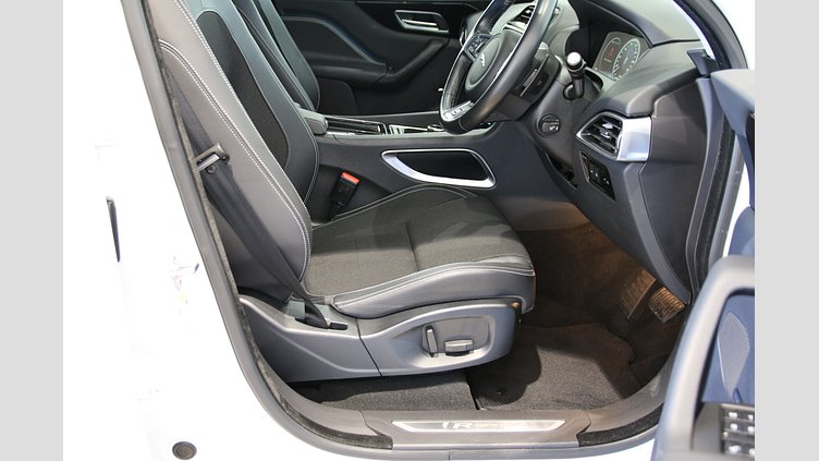 2017 認定中古車 Jaguar F-Pace フジホワイト 3.0V6 スーパーチャージド 340PS 3.0V6 R-SPORT