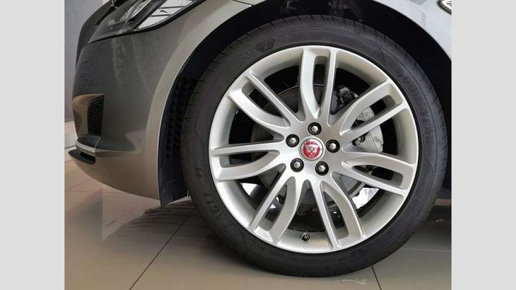 2018 認定中古車 Jaguar XF Silicon Silver Meridianサウンドシステム パワーテールゲート 純正19インチアルミホイール アダプティブLEDヘッドライト（シグネチャーデイライト付き）ステアリングホイールヒーター フルセグテレビ スポーツブレイク プレステージ2.0L D180 