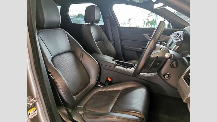 2018 認定中古車 Jaguar XF Silicon Silver Meridianサウンドシステム パワーテールゲート 純正19インチアルミホイール アダプティブLEDヘッドライト（シグネチャーデイライト付き）ステアリングホイールヒーター フルセグテレビ スポーツブレイク プレステージ2.0L D180 