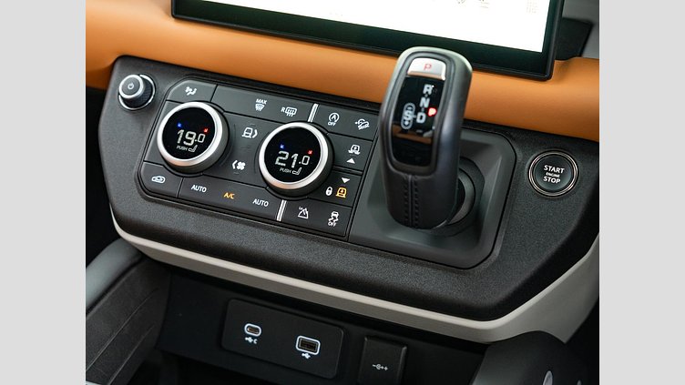 2023 認定中古車 Land Rover Defender 110 Fuji White D300 AWD X-Dynamic HSE