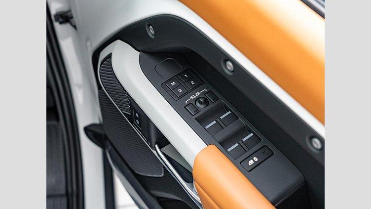 2023 認定中古車 Land Rover Defender 110 Fuji White D300 AWD X-Dynamic HSE