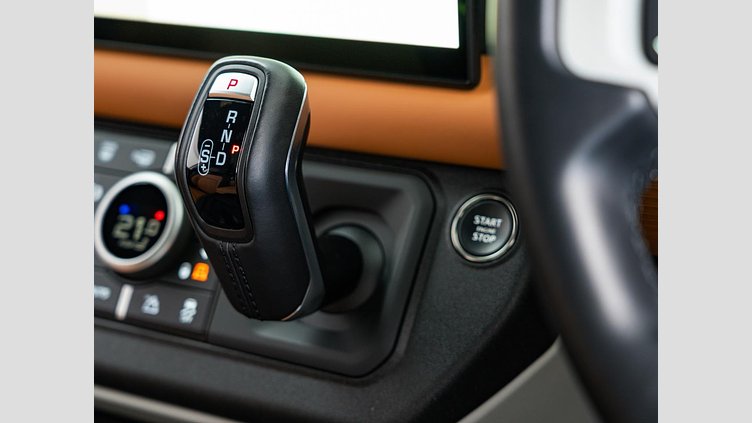 2023 認定中古車 Land Rover Defender 110 Fuji White D300 AWD X-Dynamic HSE