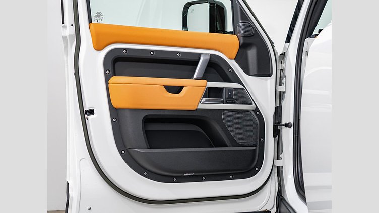 2023 認定中古車 Land Rover Defender 110 Fuji White D300 AWD X-Dynamic HSE