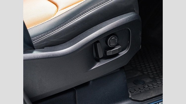 2023 認定中古車 Land Rover Defender 110 Fuji White D300 AWD X-Dynamic HSE