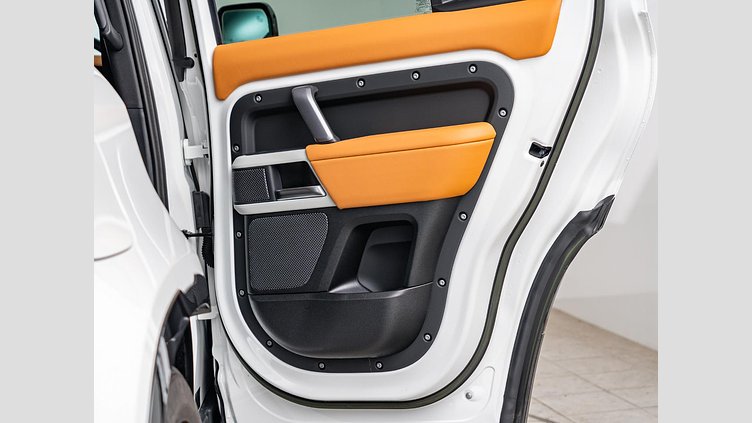 2023 認定中古車 Land Rover Defender 110 Fuji White D300 AWD X-Dynamic HSE