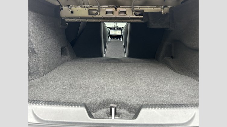 2021 認定中古車 Jaguar XE Santorini Black 2.0D AWD  R-Dynamic S