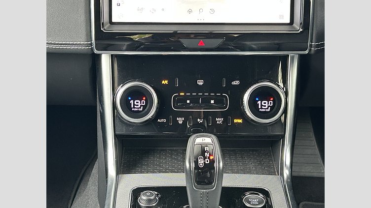 2021 認定中古車 Jaguar XE Santorini Black 2.0D AWD  R-Dynamic S