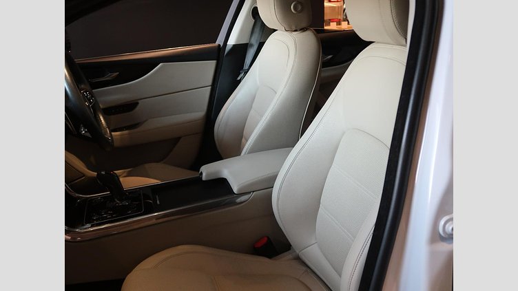 2020 認定中古車 Jaguar XE Yulong White 250PS S