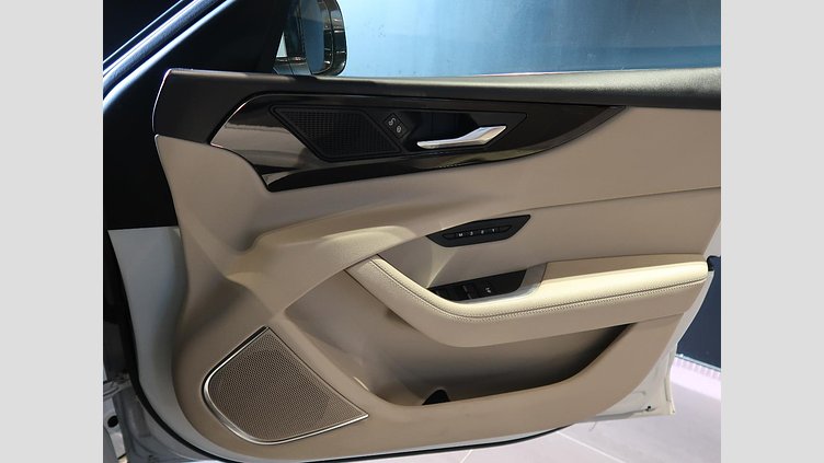 2020 認定中古車 Jaguar XE Yulong White 250PS S