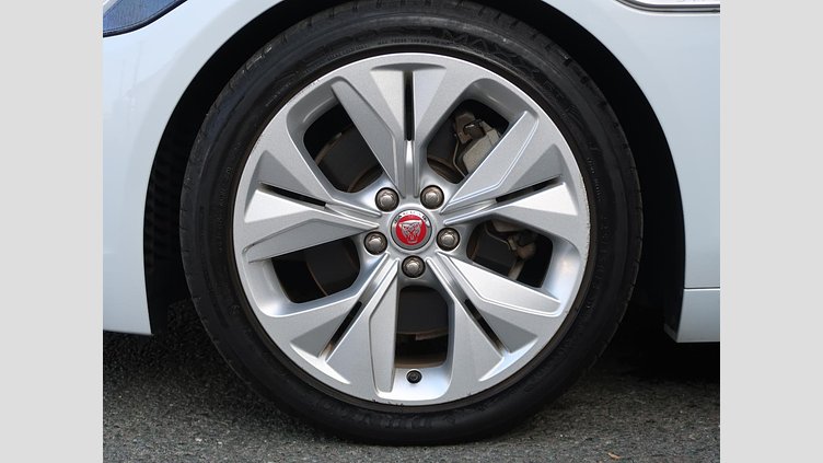 2020 認定中古車 Jaguar XE Yulong White 250PS S