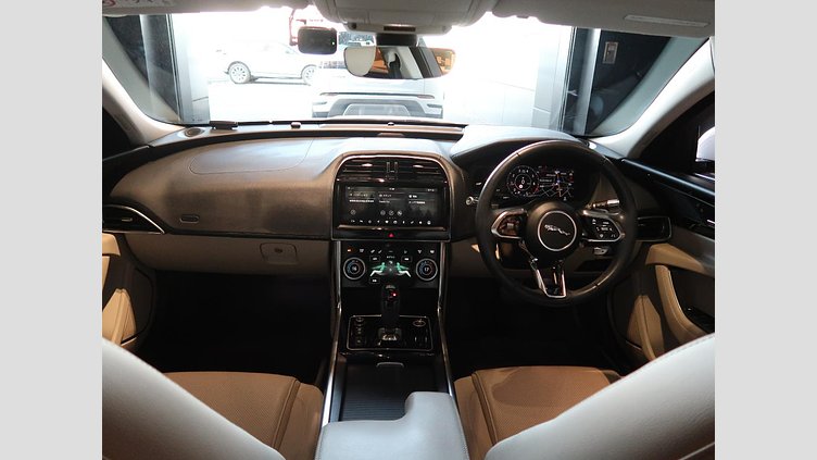 2020 認定中古車 Jaguar XE Yulong White 250PS S