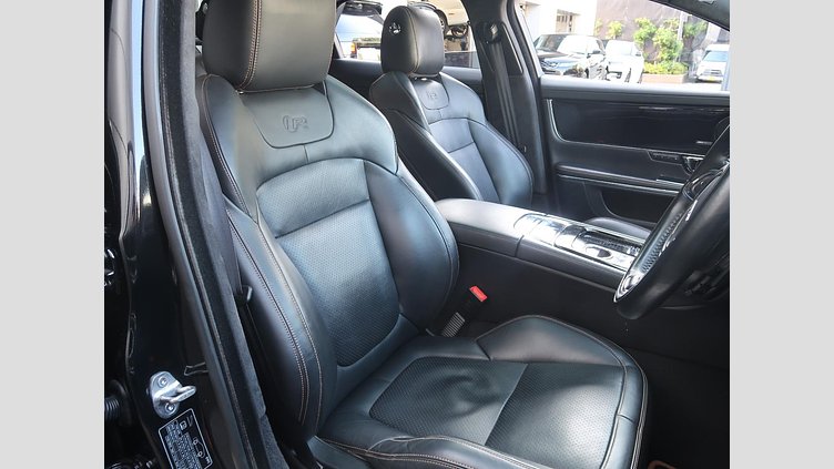 2017 認定中古車 Jaguar XJ Santorini Black 575PS R