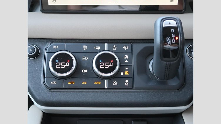 2024 認定中古車 Land Rover Defender 110 Fuji White D300 S