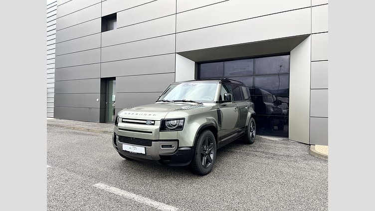 2025 SKLADOVÉ VOZIDLÁ Land Rover Defender 110 Pangea Green D250 Dynamic SE 