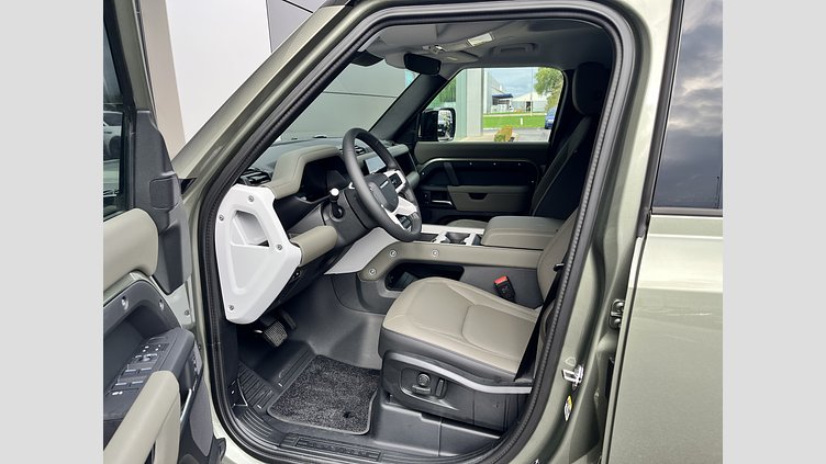 2025 SKLADOVÉ VOZIDLÁ Land Rover Defender 110 Pangea Green D250 Dynamic SE 