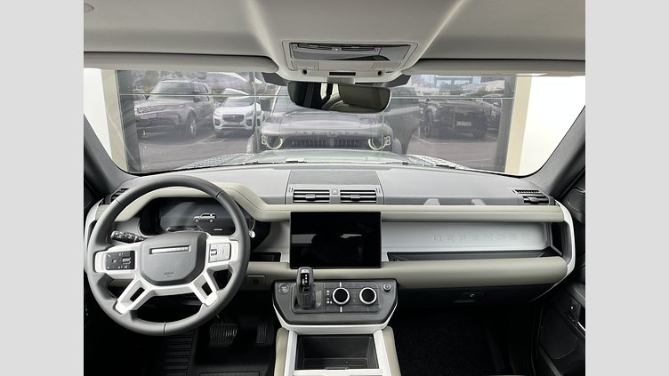 2025 SKLADOVÉ VOZIDLÁ Land Rover Defender 110 Pangea Green D250 Dynamic SE 