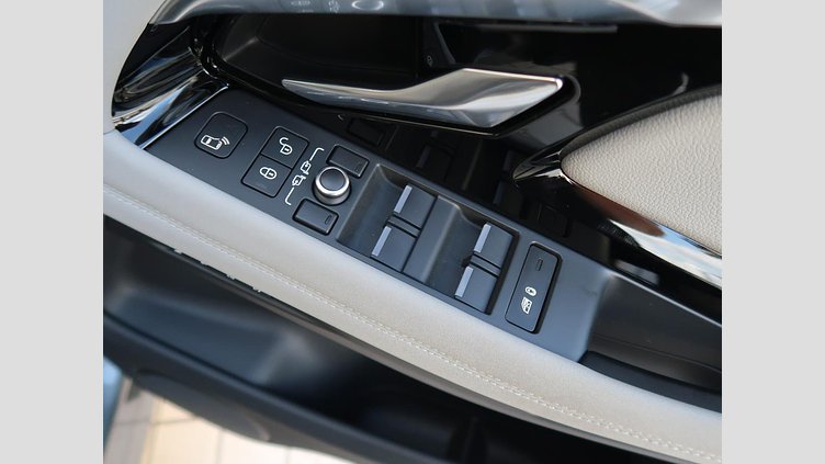 2019 認定中古車 Land Rover Range Rover Evoque Silicon Silver ガソリン
 SE